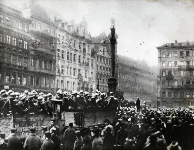 Hitlers Truppen auf dem Münchener Marienplatz 1923, Schwarzweißaufnahme