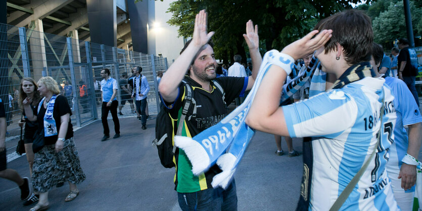 TSV 1860 München Fans feiern den Sieg ihrer Mannschaft