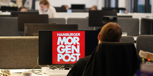 Journalisten arbeiten in den Redaktionsräumen der "Hamburger Morgenpost"