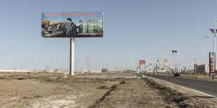 Ein Plakat mit dem Foto von Xi Jinping in einem Industriegebiet in China