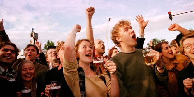 Junge SPD-Anhänger und -Anhängerinnen jubeln