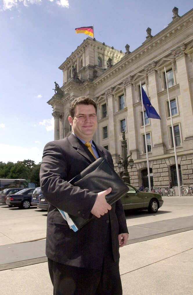 Hubertus Heil steht vor dem Bundestag, ein altes Fotos aus dem jahr 2000