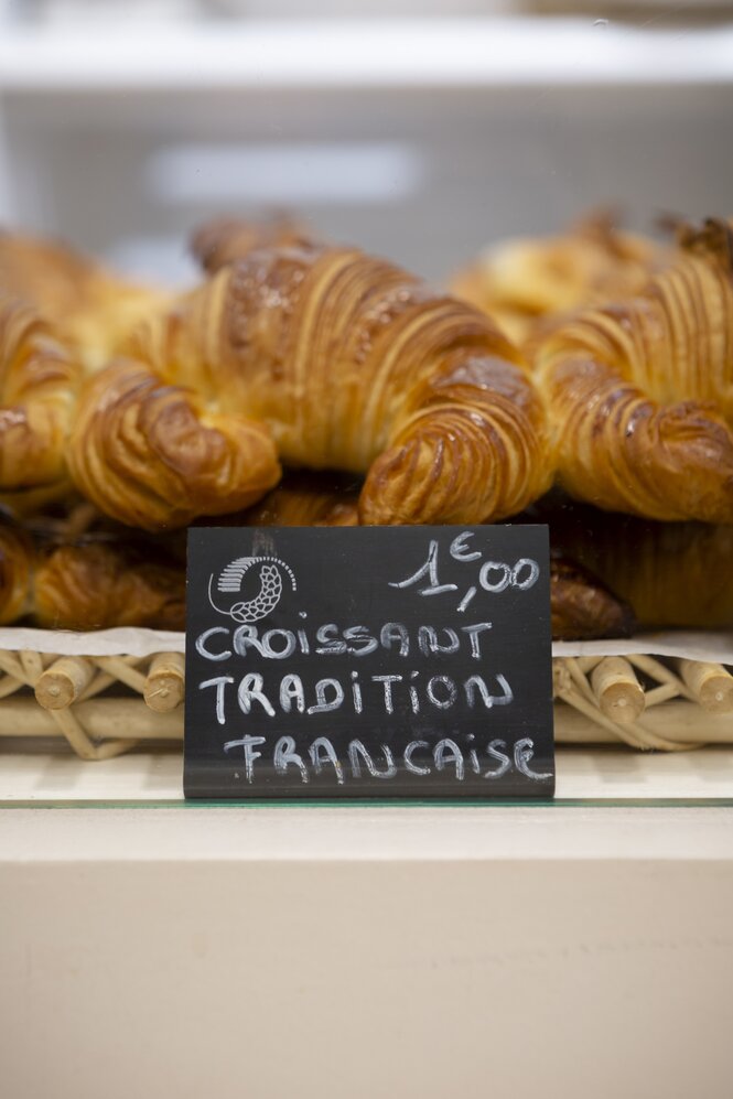 Croissants beim Bäcker mit dem Schild: Croissant Tradition Francaise für 1 €