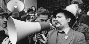 Lech Walesa mit Megafon vor dem Obersten Gerichtshof in Warschau 1981