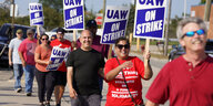 Protestierende halten Schilder hoch der Gewerkschaft: UAW on strike