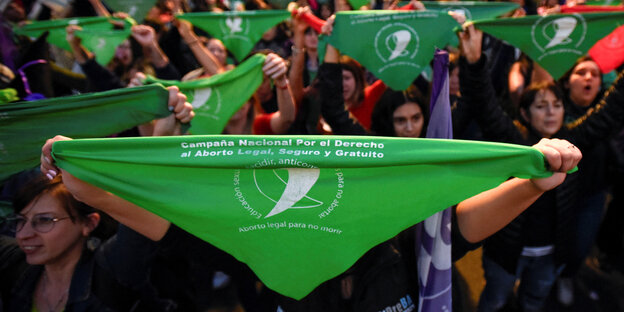 Frauen halten grüne Tücher mit der Forderung nach sicherer Abtreibung hoch. Protest am internationalen Tag der sicheren Abtreibung vor dem Kongressgebäude in Buenos Aires