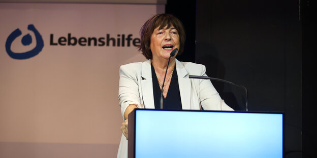 Bundesvorsitzende Ulla Schmidt eröffnet die Mitgliederversammlung 2023