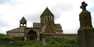 Armenisches Kloster, im Vordergrund steht ein steinernes Kreuz