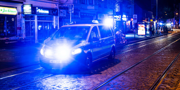 Ein Polizeiwagen führt durchs Bremer Steintorviertel