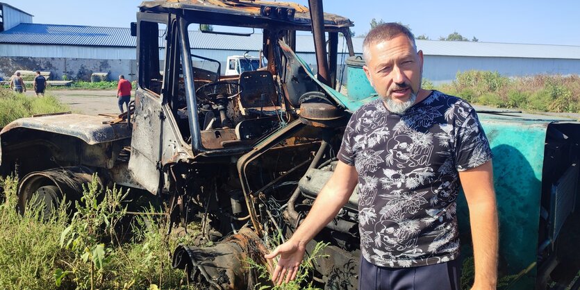 Der Landwirt steht vor seinem zerstörten Traktor