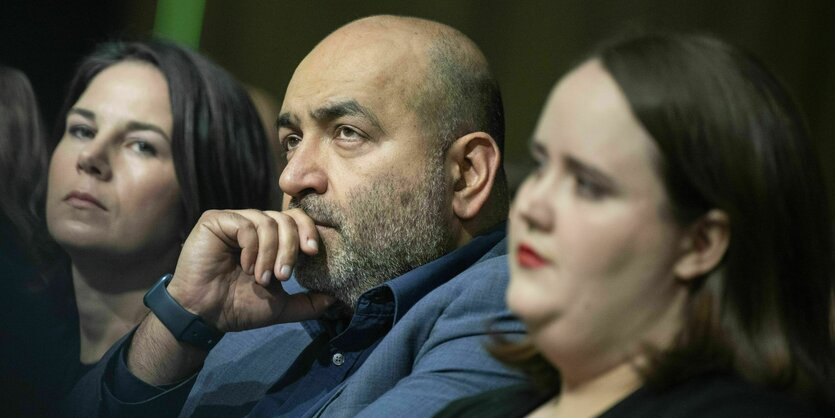 Annalena Baerbock, Omid Nouripour und Ricarda Lang sitzen in einer Reihe