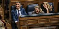 Spaniens amtierender Ministerpräsident Pedro Sánchez freut sich auf der Parlamentsbank mit seinen Stellvertreterinnen über das Scheitern des konservativen Alberto Nuñez Feijóo.