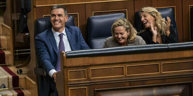Spaniens amtierender Ministerpräsident Pedro Sánchez freut sich auf der Parlamentsbank mit seinen Stellvertreterinnen über das Scheitern des konservativen Alberto Nuñez Feijóo.