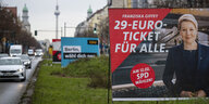 Auf der Frankfurter Allee stehen Wahlplakate zur Wahl des Berliner Abgeordnetenhauses im Februar 2023