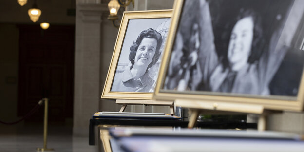 Bilder von US-Senatorin Dianne Feinstein stehen bei einer Kondolenzbuchsignierung für die Senatorin in der City Hall in San Francisco.
