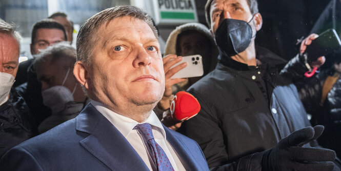 Robert Fico verlässt eine Polizeistation