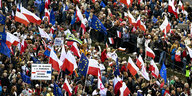 Beim "Marsch von einer Million Herzen" werden die Flaggen Polens und der EU geschwenkt.