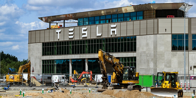 Baustelle vor der neuen Konzernzentrale in Gründheide, Brandenburg