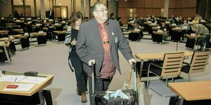 Christian Specht, Präsident des Behindertenparlaments, im Plenarsaal des Abgeordnetenhauses.
