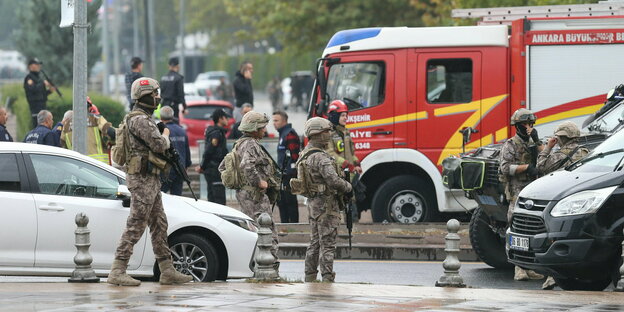 Polizisten und Soldaten am Explosionsort in Ankara