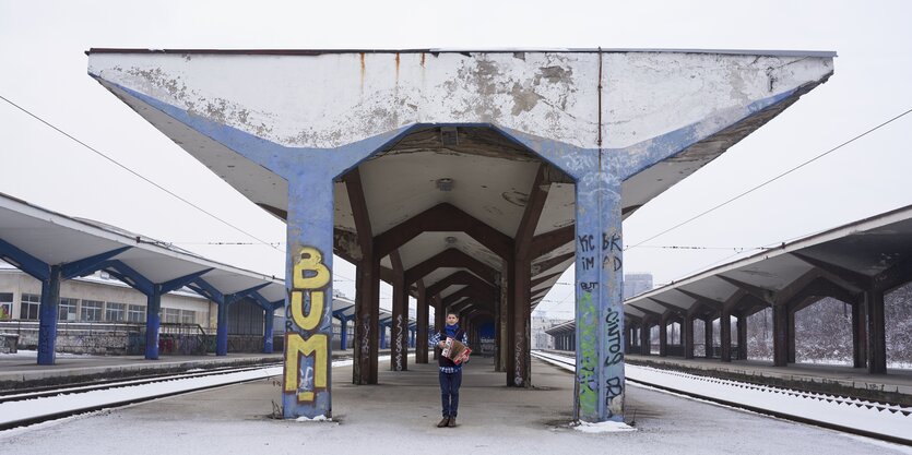 Ein Junge spielt eine alte Partisanenhymne am Bahnhof von Sarajevo