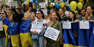 Eine Gruppe von Demonstrant*innen in Odessa