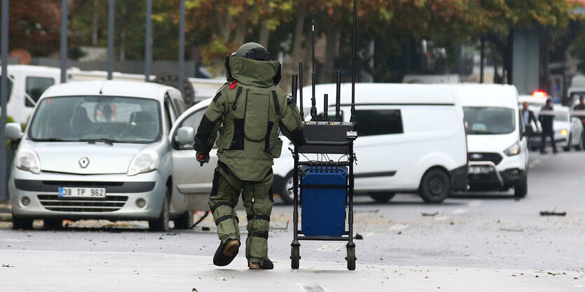 Spezialist der Polizei bei der Entschärfung einer Bombe am Sonntag vor Ankaras Innenministerium