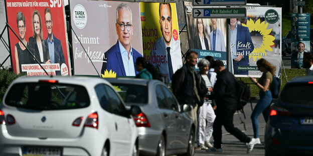 Großplakate mit Wahlwerbung an einer dicht befahrenen Straße