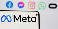 Ein Symbol von Meta. Im Hintergrund die verschwommenen Zeichen von Instagram, Whatsapp und CO.