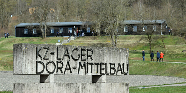 Eingang zum ehemaligen KZ Mittelbau-Dora mit Wiese im Hintergrund
