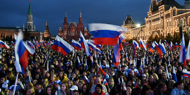 Menscnen mit russischen Fahnen in Moskau.