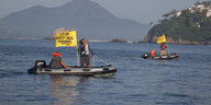 Zwei Aktivisten in einem Schlauchboot audf dem Wasser. Einer hält ein Schild mit der Message: Stopp Deep Sea Minning