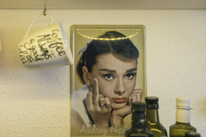 Ein Bild mit der Stinkefinger zeigenden Audrey Hepburn