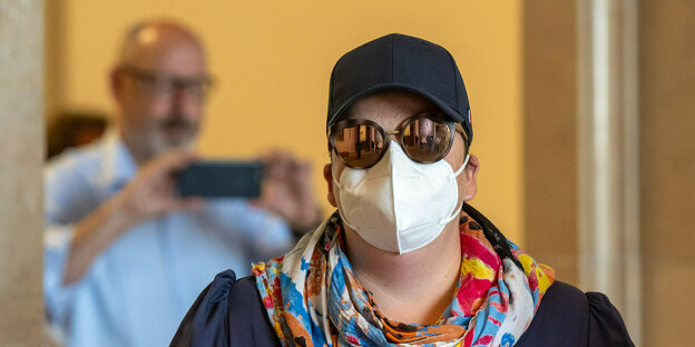 Andrea Tandler mit Mütze, Sonnenbrille und Maske