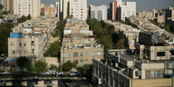 Wohn- und Geschäftskomplexe sind im Nordwesten Teherans zu sehen, während Autos in den leeren Straßen stehen