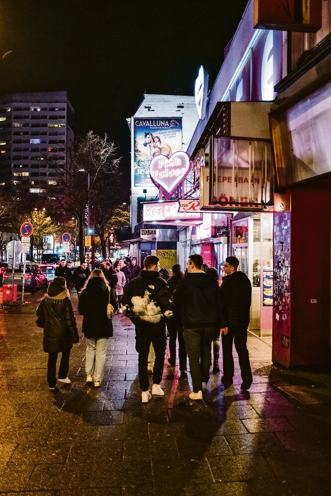 Eine Gruppe Menschen steht auf der Reeperbahn.