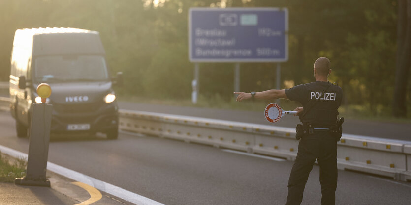 Polizist bei einer Fahrzeugkontrolle.