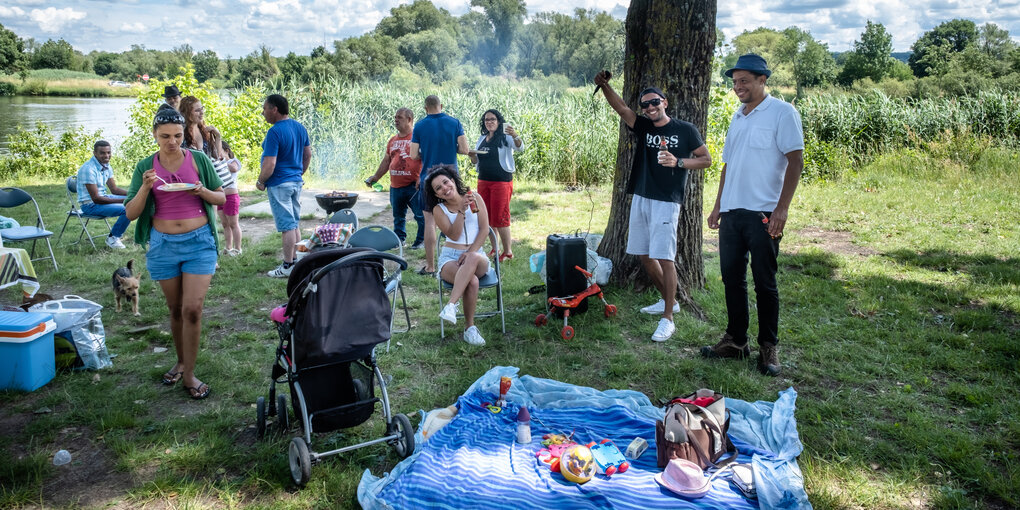 Gute Stimmung mit Musik und einem Picknick an einem Flussufer