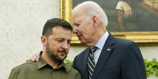 Biden legt Selenskyj den Arm auf die Schulter und redet in sein Ohr