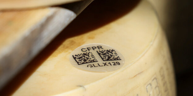 Eine Käserolle mit QR-Code.