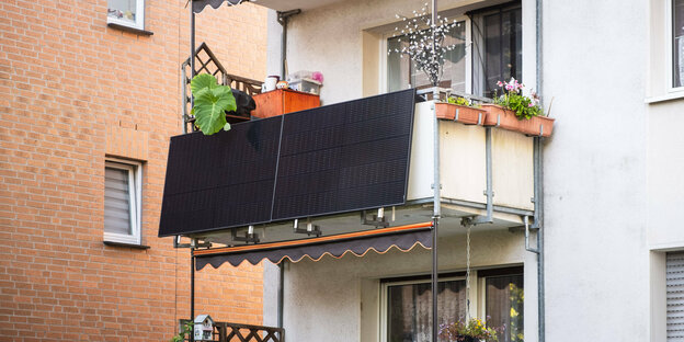 Solarpanele an einem Balkon.
