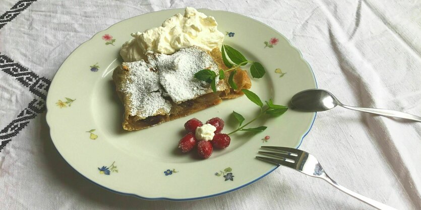 Ein Stück Apfelstrudel auf einem Teller