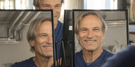 Schauspieler Peter Lüchinger in der Garderobe vor einem Spiegel sitzend