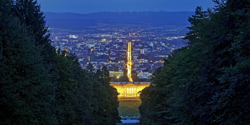 blaue Stunde von der Wilhelmshöhe Blick auf die Parkachse Kassel