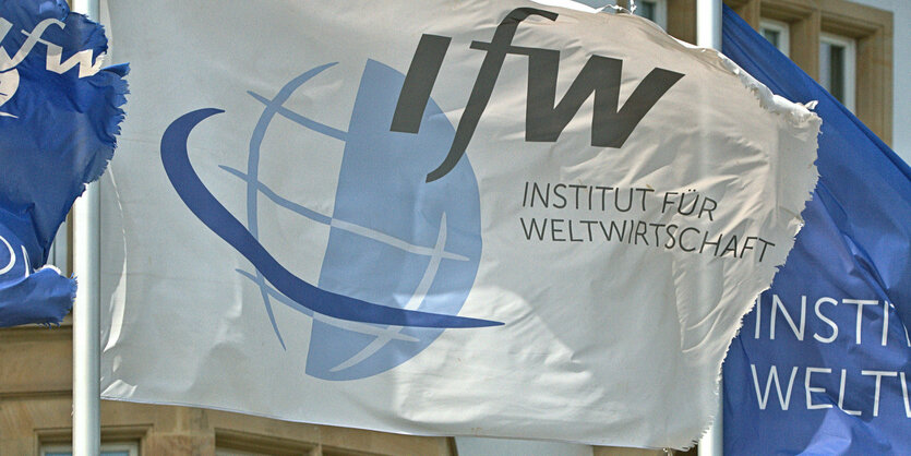 Fahnen vor dem Institut für Weltwirtschaft .