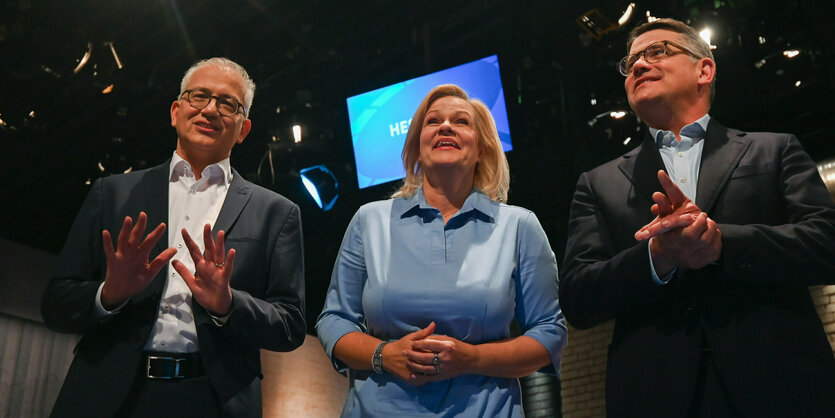 Al-Warzir, Faeser und Thein stehen nebeneinander in einem STudio