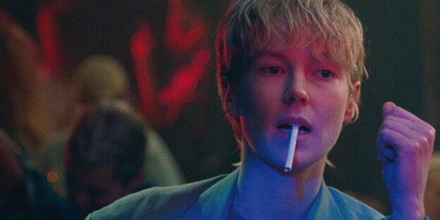 Porträt von Jean, abends in einer Bar, Zigarette im Mund