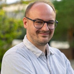 Ein Porträtfoto des Wissenschaftlers Maximilian Pichl im Freien.