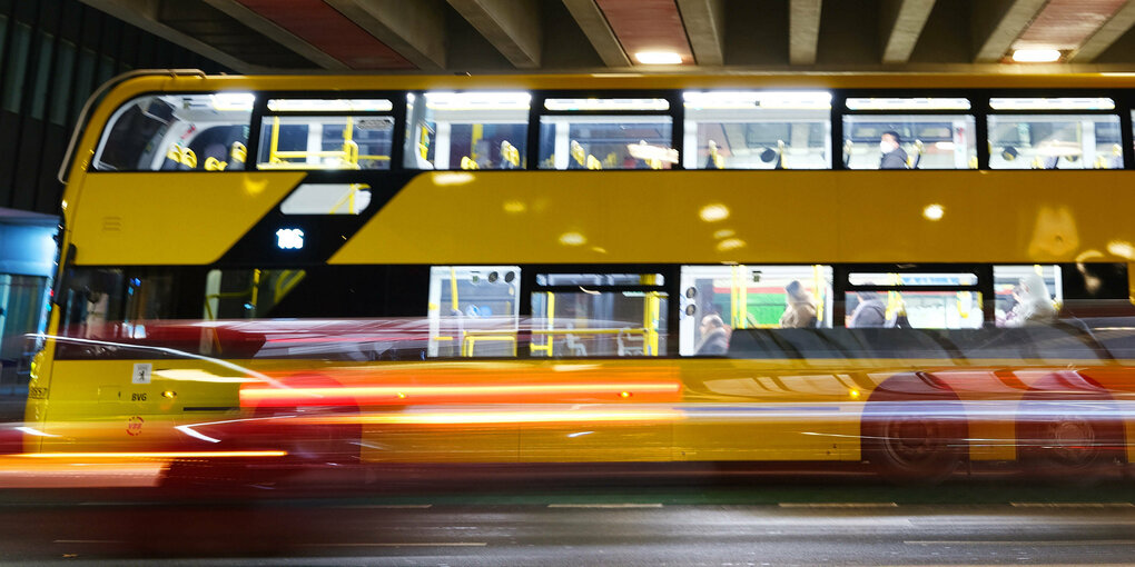 Doppeldeckerbus in der Dunkelheit.