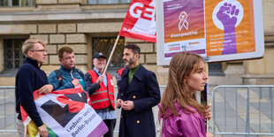 LSVD-Aktivisten und GEW-Gewerkschaflter im Gespräch mit Queer-Beauftragte von Berlin, Alfonso Partisano, sowie BIG-Aktivistin